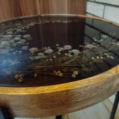 Stolik kawowy z żywicą i kompozycją z kwiatów, stelaż metalowy