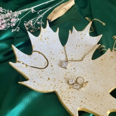 Podstawka/ekspozytor liść klonu biało złoty