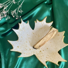 Podstawka/ekspozytor liść klonu biało złoty