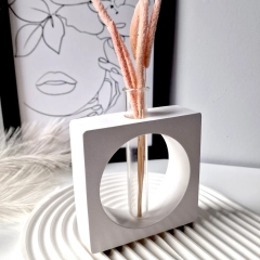 Minimalistyczny wazon z probówką No 1