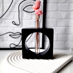 Minimalistyczny wazon z probówką No 2