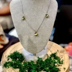 Srebrny naszyjnik z białymi suszonymi różami 3D