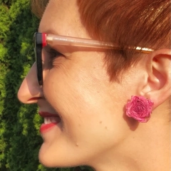 Kolczyki sztyfty różowe z suszonych róż w żywicy