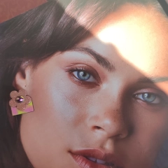 Retro kolczyki kwiatki z drewna malowane ręcznie niepowtarzalną techniką świecące w świetle UV i Flash 