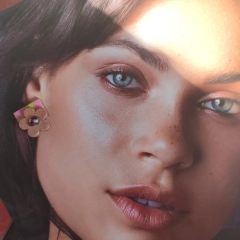 Retro kolczyki kwiatki z drewna malowane ręcznie niepowtarzalną techniką świecące w świetle UV i Flash 