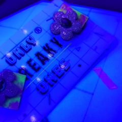 Retro kolczyki kwiatki z drewna malowane ręcznie niepowtarzalną techniką świecące w świetle UV i Flash 