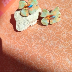 Unikatowe kolczyki kwiatki ręcznie malowane niepowtarzalną techniką świecące w świetle UV 