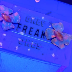 Unikatowe kolczyki kwiatki ręcznie malowane niepowtarzalną techniką świecące w świetle UV 