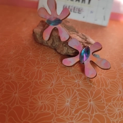 Nietuzinkowe zwracające uwagę kolczyki kwiatki matowe ręcznie malowane świecące w UV