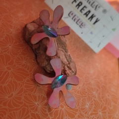 Nietuzinkowe zwracające uwagę kolczyki kwiatki matowe ręcznie malowane świecące w UV