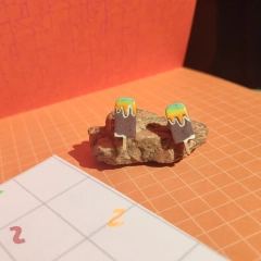 Nietypowe kolczyki w stylu retro w kształcie lodów na patyku malowane recznie świecące w UV