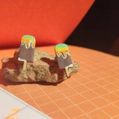 Nietypowe kolczyki w stylu retro w kształcie lodów na patyku malowane recznie świecące w UV