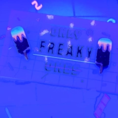 Nietypowe kolczyki w stylu retro w kształcie lodów na patyku malowane recznie świecące w UV