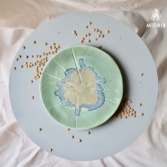 Bajeczna laguna - talerz ceramiczny z odbitymi liśćmi handmade