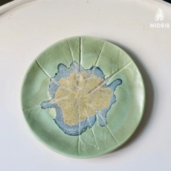 Bajeczna laguna - talerz ceramiczny z odbitymi liśćmi handmade