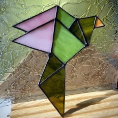 Witraż inspirowany sztuką origami – ptak