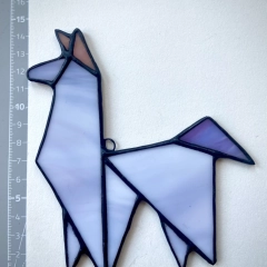 Witraż inspirowany sztuką origami- lama