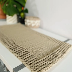 Elelegancki bieżnik na stół lub komodę