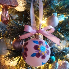 Ręcznie malowane matowe bombki szklane- styl coquette