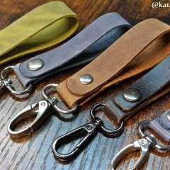 Skórzany breloczek do kluczy z karabińczykiem. Robiony ręcznie (hand made). Fajny prezent!