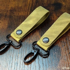 Skórzany breloczek do kluczy z karabińczykiem. Robiony ręcznie (hand made). Fajny prezent!