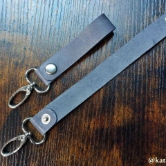 Skórzany breloczek do kluczy z karabińczykiem. Robiony ręcznie (hand made). Fajny prezent!