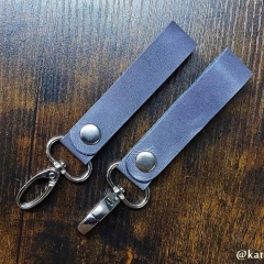 Skórzany breloczek do kluczy z karabińczykiem. Robiony ręcznie (hand made). Fajny prezent!