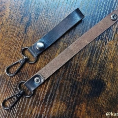 Skórzany breloczek do kluczy z karabińczykiem. Robiony ręcznie (hand made). Fajny prezent!