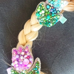 Spinka do włosów – Miętowy Tulipan z Koralików, Ręcznie Haftowana, Elegancka Biżuteria do Włosów