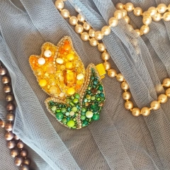 Spinka do włosów – Żółty Tulipan z Koralików, Ręcznie Haftowana, Elegancka Ozdoba do Włosów