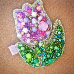 Spinka do włosów – Fioletowy Tulipan z Koralików, Ręcznie Haftowana, Elegancka Ozdoba