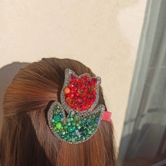 Spinka do włosów – Czerwony Tulipan z Koralików, Ręcznie Haftowana, Elegancka Ozdoba