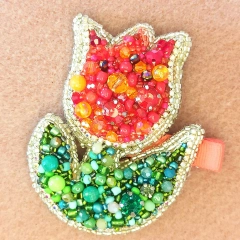 Spinka do włosów – Czerwony Tulipan z Koralików, Ręcznie Haftowana, Elegancka Ozdoba