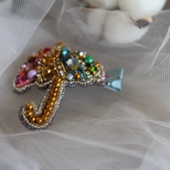 Spinka do włosów – Tęczowy Parasol, Ręcznie Haftowana, Unikalna Biżuteria z Koralików