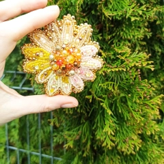 Broszka słonecznik z koralików – letnia ozdoba w ciepłych barwach