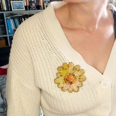 Broszka słonecznik z koralików – letnia ozdoba w ciepłych barwach