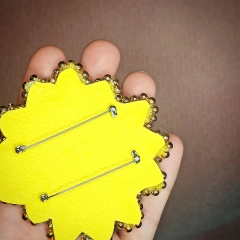 Broszka słonecznik z koralików – letnia ozdoba w ciepłych barwach