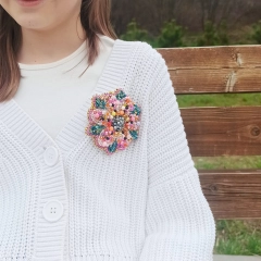 Broszka haftowana koralikami „Kolorowy Kwiat” – letnia biżuteria inspirowana naturą