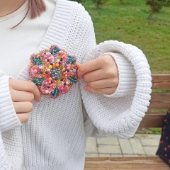 Broszka haftowana koralikami „Kolorowy Kwiat” – letnia biżuteria inspirowana naturą