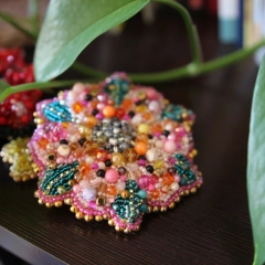 Broszka haftowana koralikami „Kolorowy Kwiat” – letnia biżuteria inspirowana naturą