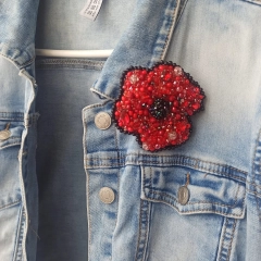 Broszka mak – ręcznie robiona broszka z koralików – haft koralikowy