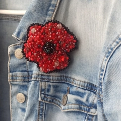 Broszka mak – ręcznie robiona broszka z koralików – haft koralikowy