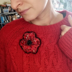 Broszka mak – ręcznie robiona broszka z koralików – haft koralikowy