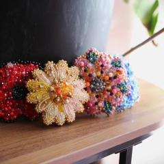 Broszka mak – ręcznie robiona broszka z koralików – haft koralikowy