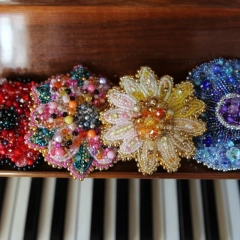 Broszka mak – ręcznie robiona broszka z koralików – haft koralikowy