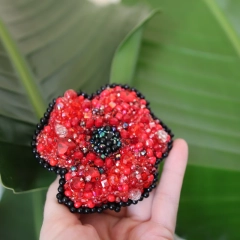 Broszka mak – ręcznie robiona broszka z koralików – haft koralikowy