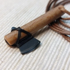 Toporek na rzemyku - męski damski wisiorek. Ręcznie wykonany fajny ciekawy prezent!