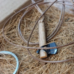 Toporek na rzemyku - męski damski wisiorek. Ręcznie wykonany fajny ciekawy prezent!