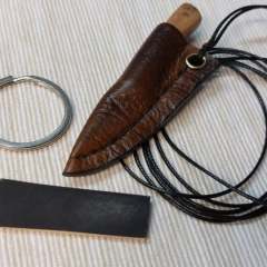 Nożyk w pochewce - męski damski wisiorek na rzemyku. Ręcznie wykonany fajny ciekawy prezent!