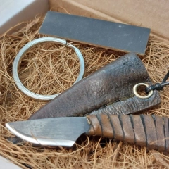 Nożyk w pochewce - męski damski wisiorek na rzemyku. Ręcznie wykonany fajny ciekawy prezent!